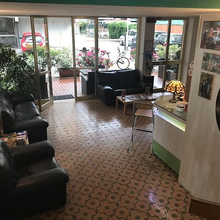 Hotel Mirella Rimini Kültér fotó