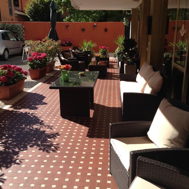 Hotel Mirella Rimini Kültér fotó